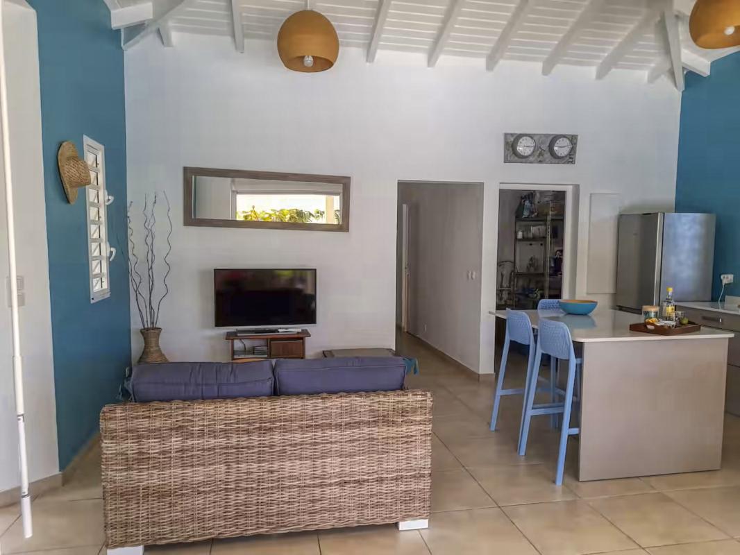 16.Location villa piscine Saint François Guadeloupe_Cuisine et Salon